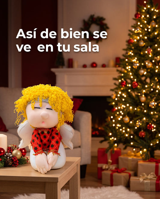 Ángel navideño en la sala junto al árbol