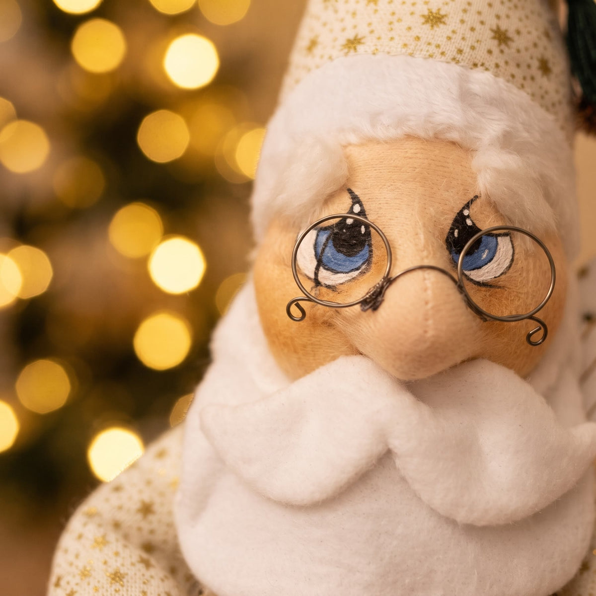 Detalle de la cara del Noel Bohemio con gafas